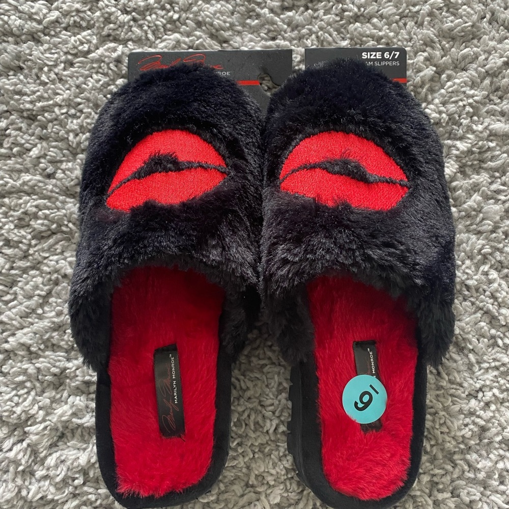 Marilyn Monroe Woman’s Black and Red Slippers Size 6-7 New